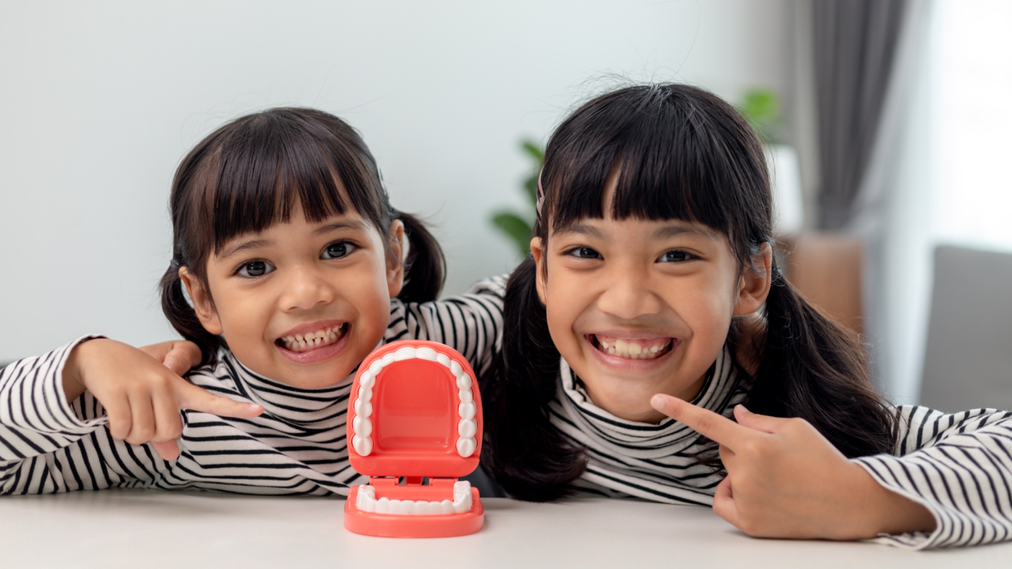 kids brushing teeth